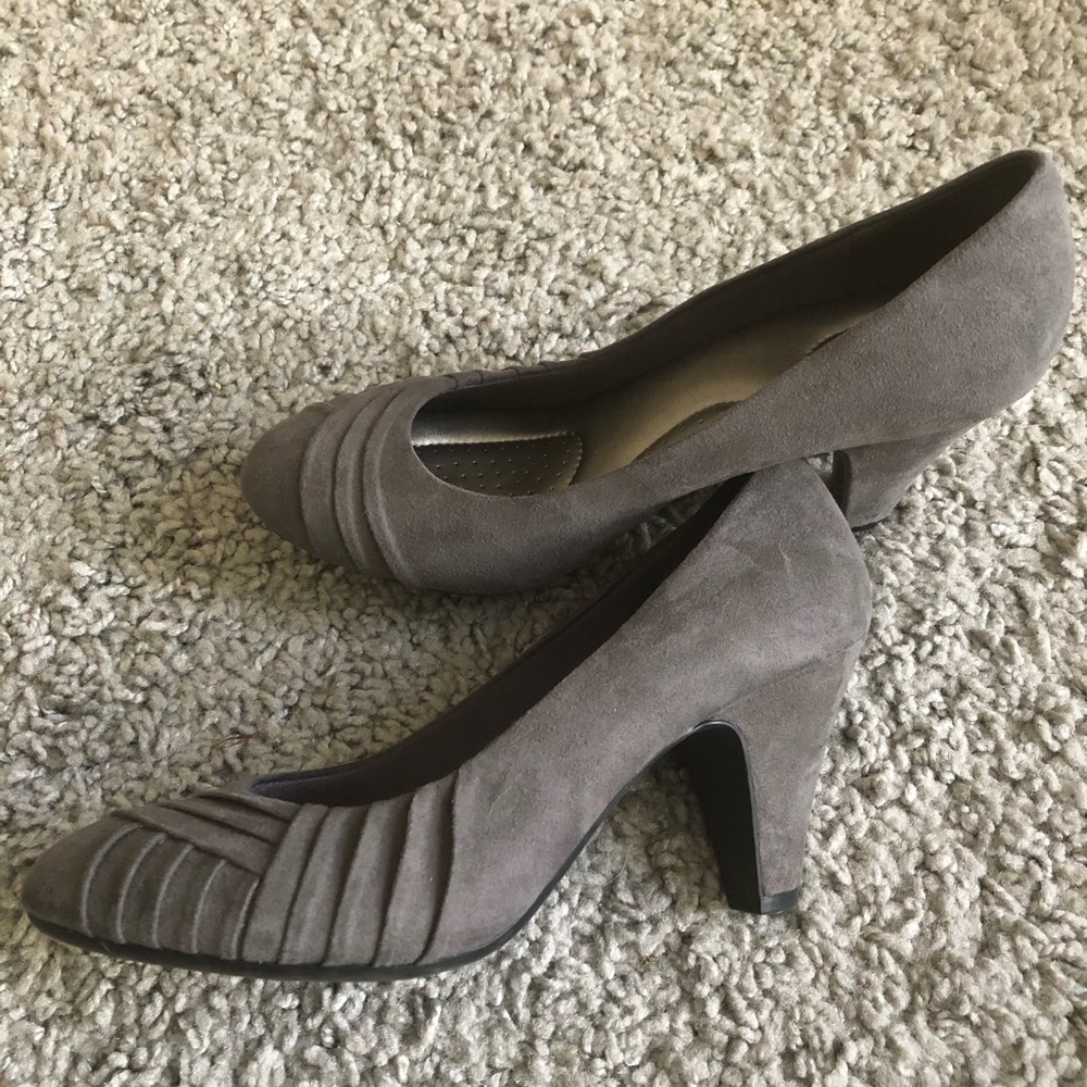 🔥🔥Grey suede Abella heels. 8.5🔥🔥 worn once